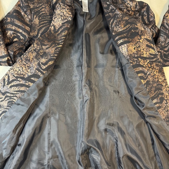 Chico’s Black & Gold Jacquard Button Front Jacket Size 1 - Picture 3 of 4